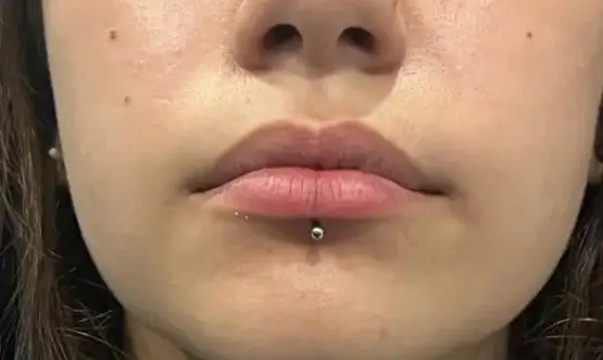 Vari piercing all'orecchio